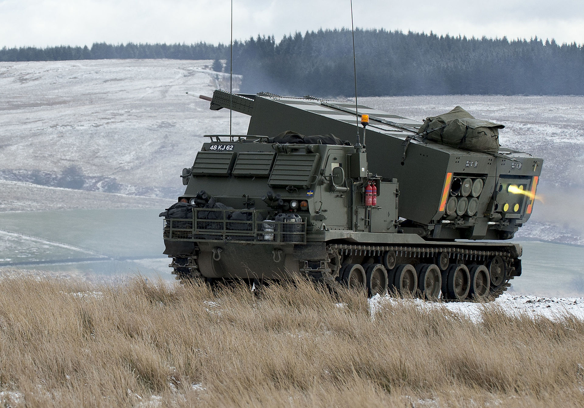M270 ведет огонь 227-мм ракетами
