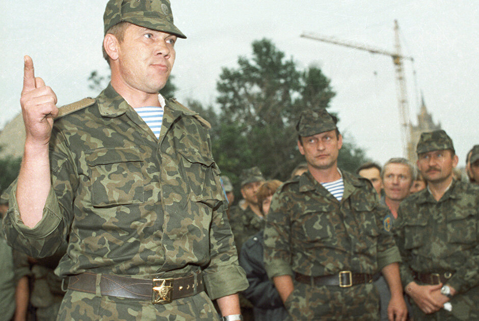 Генерал Лебедь во время августовских событий 1991 года. На нем надет летний полевой костюм в расцветке "Бутан"