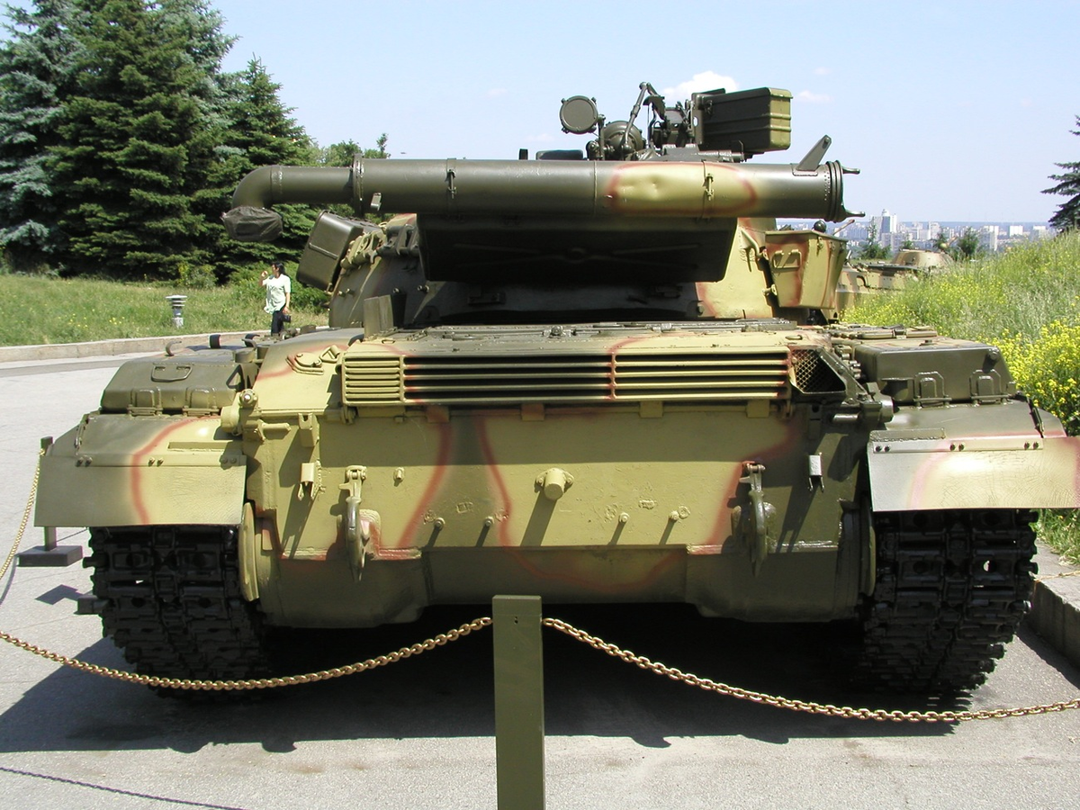 Выведенный в корму выхлоп танка Т-64