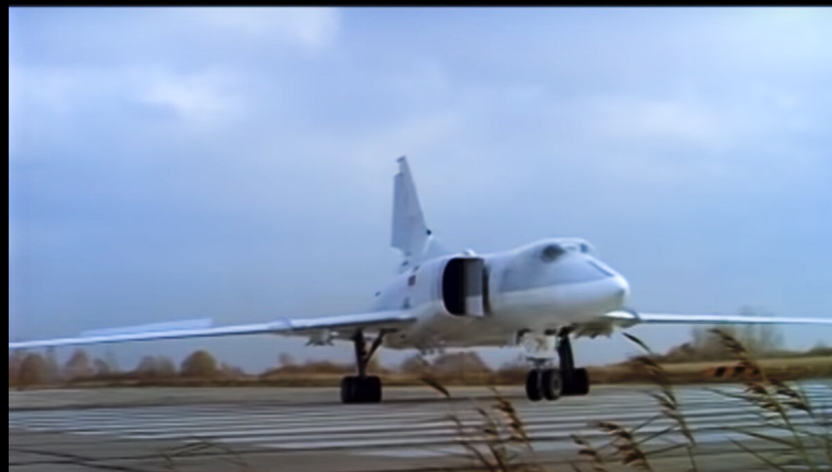 Ту-22М2 выруливает на взлет